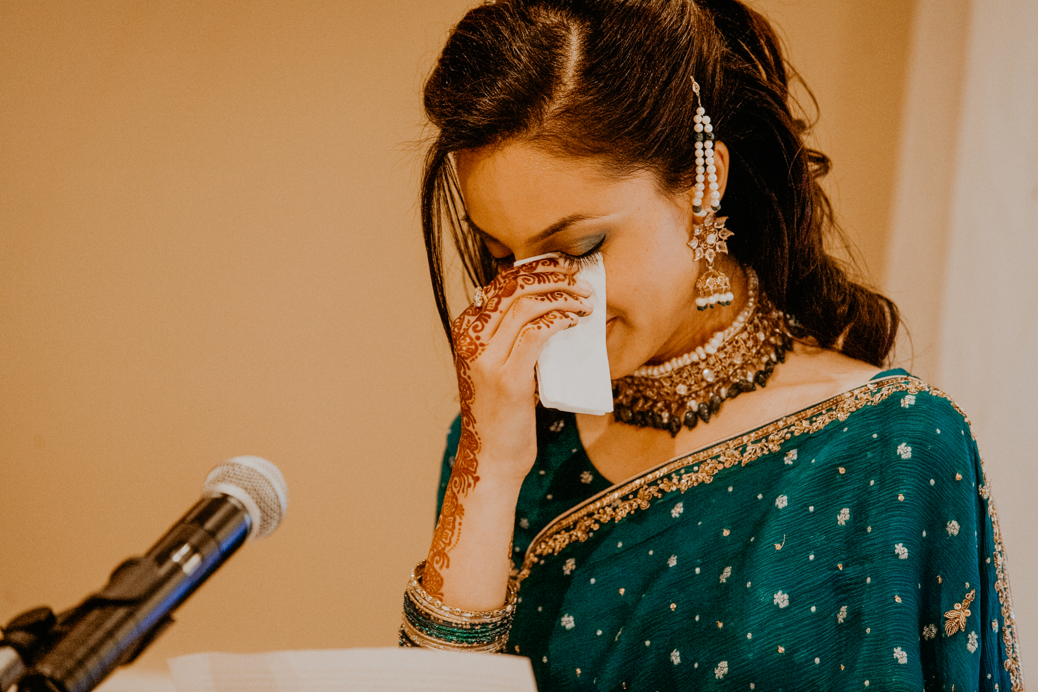 Sister of bride makes speech at Indian wedding