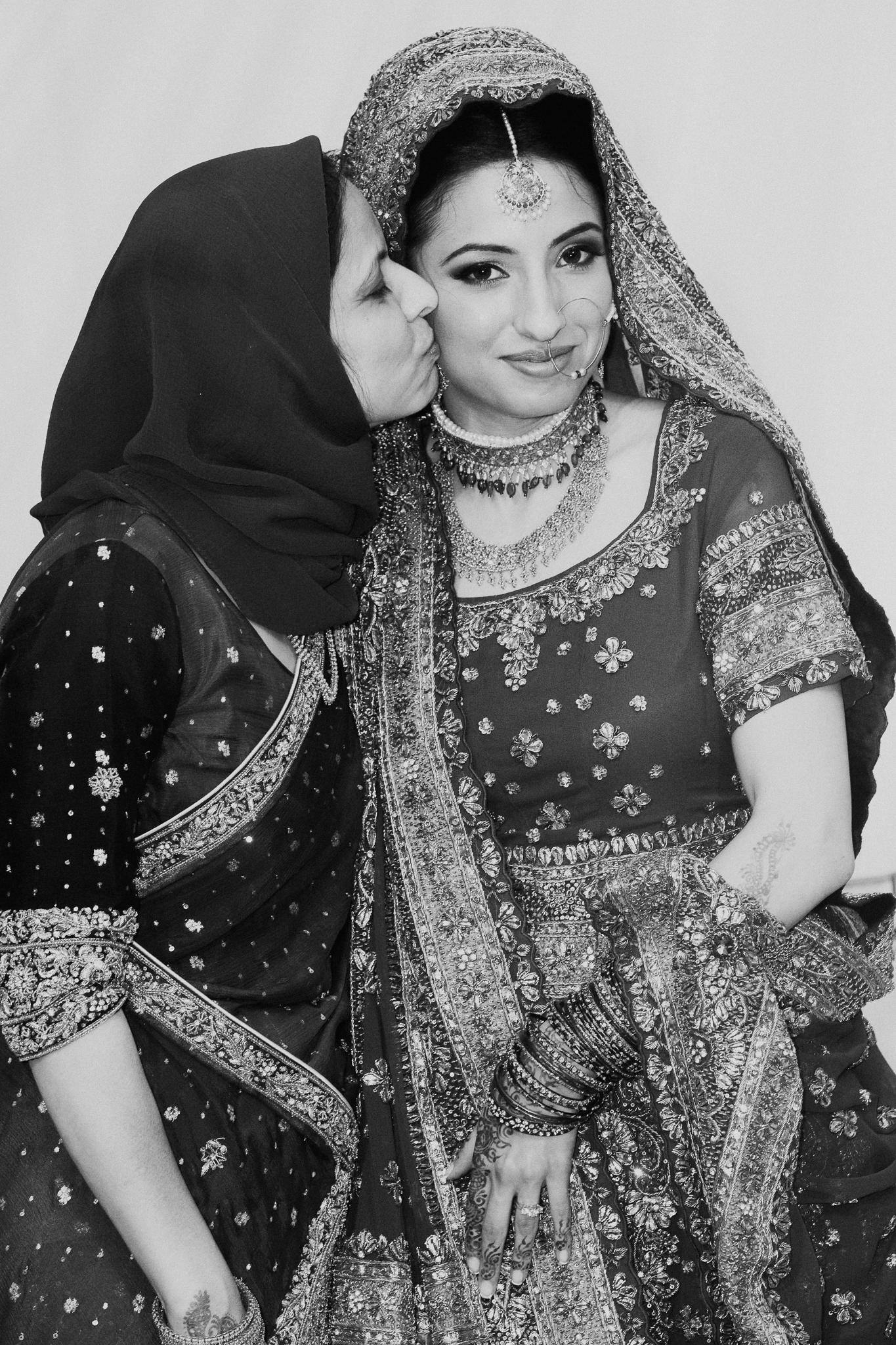 Mehndi family photo Indian wedding photograph MN